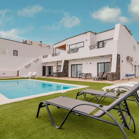 公寓 Saltwater Heated Pool, Air-con, Adult Only