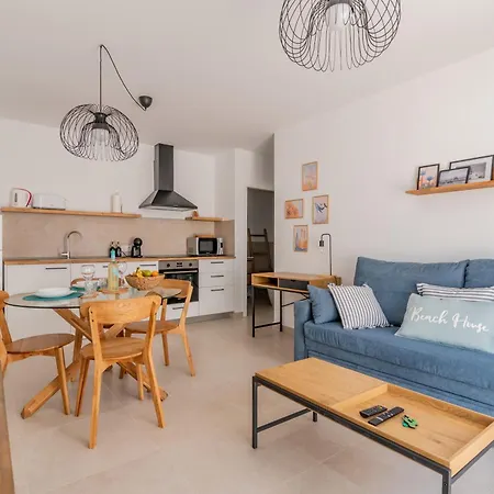Saltwater Heated Pool, Air-con, Adult Only Lejlighed