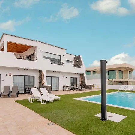 アパート Saltwater Heated Pool, Air-con, Adult Only