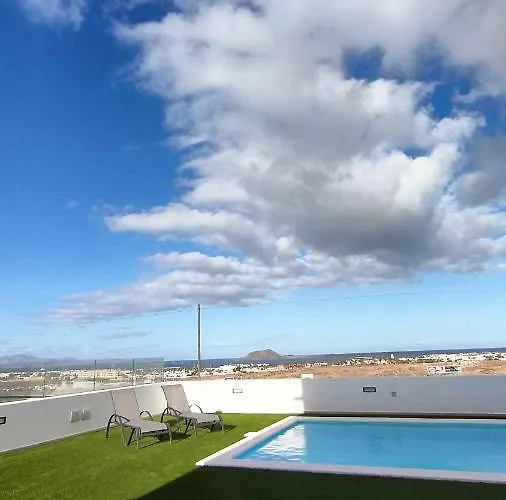 Saltwater Heated Pool, Air-con, Adult Only アパート *