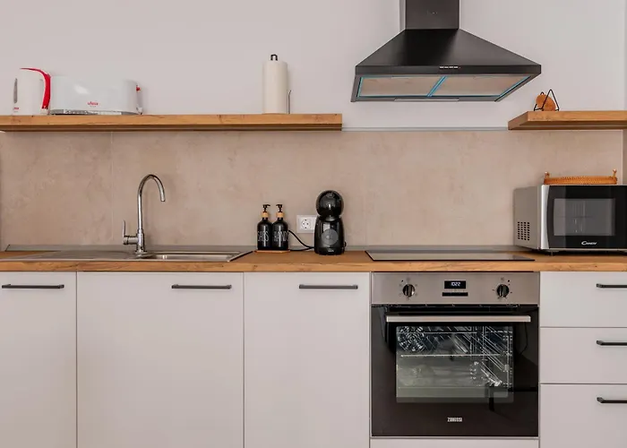 Saltwater Heated Pool, Air-con, Adult Only アパート *