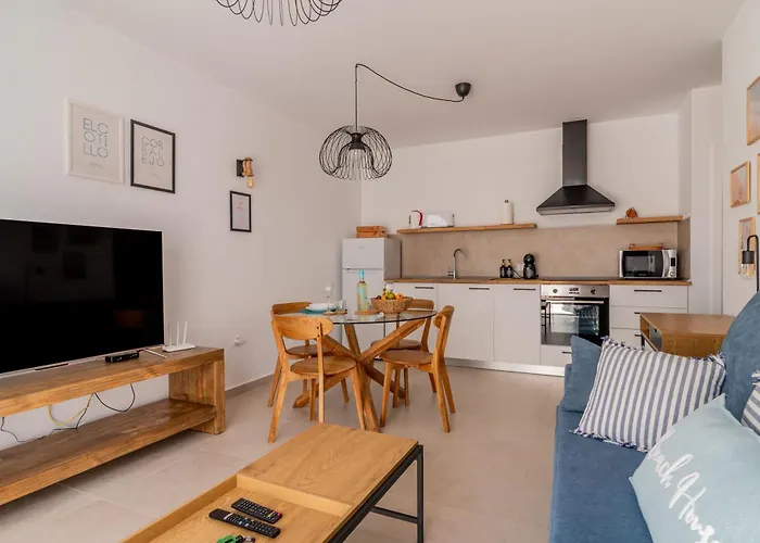 アパート Saltwater Heated Pool, Air-con, Adult Only *