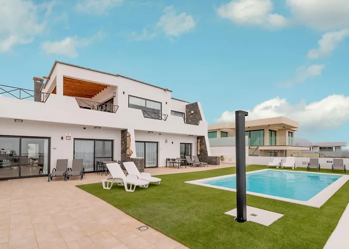 アパート Saltwater Heated Pool, Air-con, Adult Only