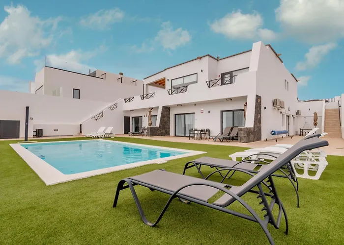 アパート Saltwater Heated Pool, Air-con, Adult Only