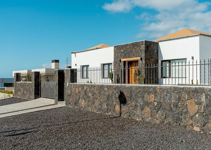 Saltwater Heated Pool, Air-con, Adult Only アパート